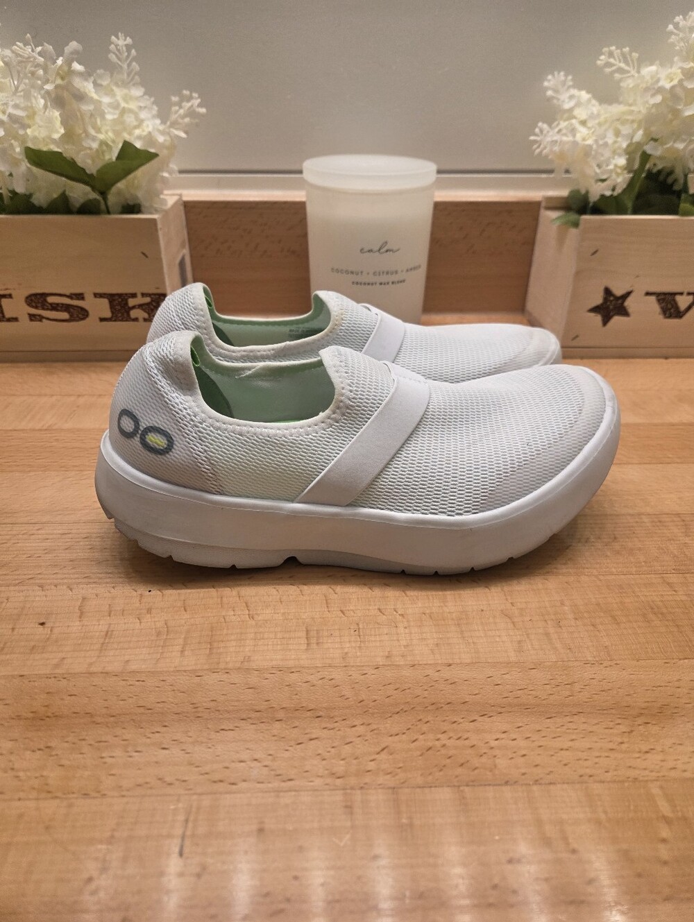 OOFOS Women's OOmg Low Recovery Shoes White Mesh Women's Size 8